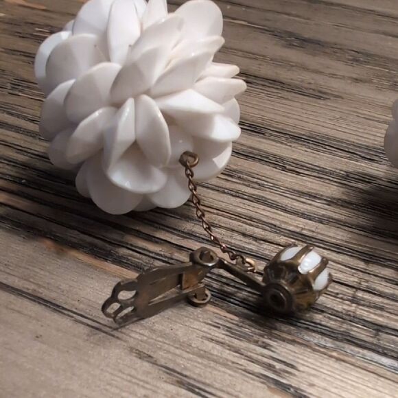 Vintage MCM Elegant White Floral Petal Ball Clip On Drop Earrings - Picture 7 of 9